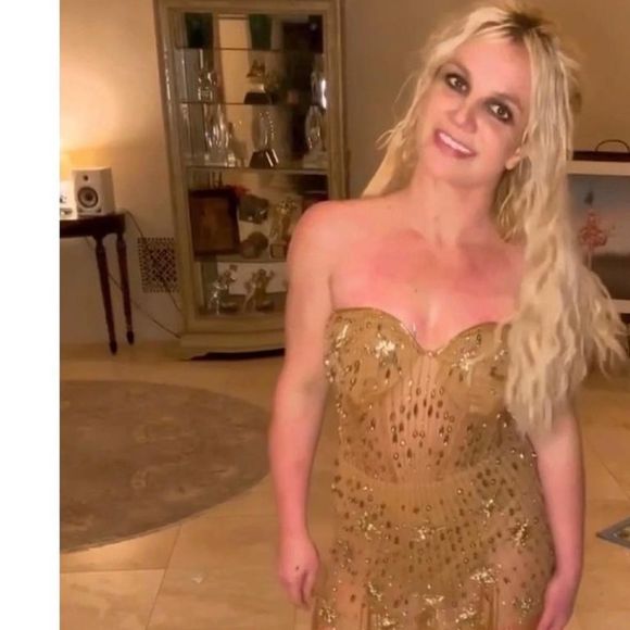 Britney Spears deu entrada há alguns dias em uma clínica nos Estados Unidos. Pessoas próximas à cantora a incentivaram a fazer o check-in na rehab voluntariamente