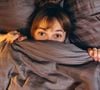 Segundo explicações da psicologia, fechar a porta ao dormir pode responder, em primeiro lugar, a uma necessidade básica de segurança, tanto física quanto emocional.
