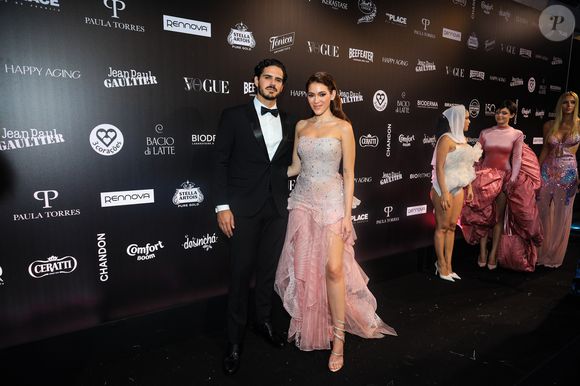 A ex-BBB Ana Clara escolheu um vestido rosa pastel com pedrarias