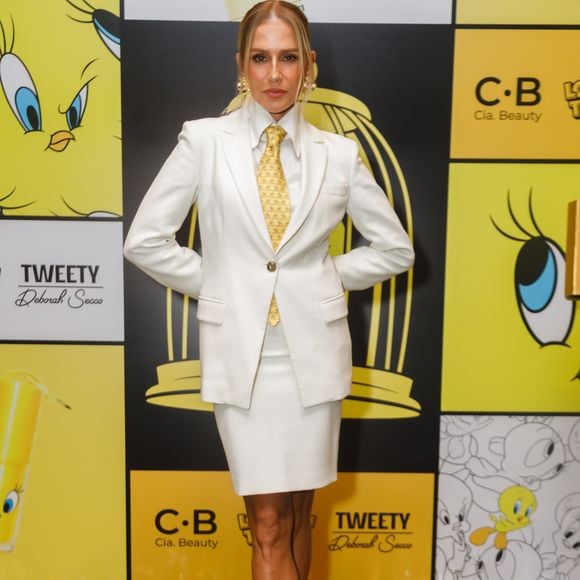 Look de Deborah Secco une estética corporativa e sensualidade sutil em evento inspirado nos Looney Tunes