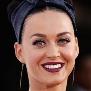 Katy Perry já apareceu usando diamante no dente, mostrando como o acessório brilhante também ganhou espaço entre celebridades e se tornou uma escolha associada à estética do sorriso