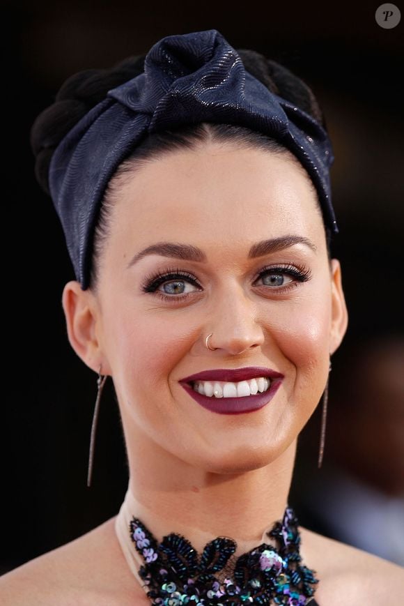 Katy Perry já apareceu usando diamante no dente, mostrando como o acessório brilhante também ganhou espaço entre celebridades e se tornou uma escolha associada à estética do sorriso