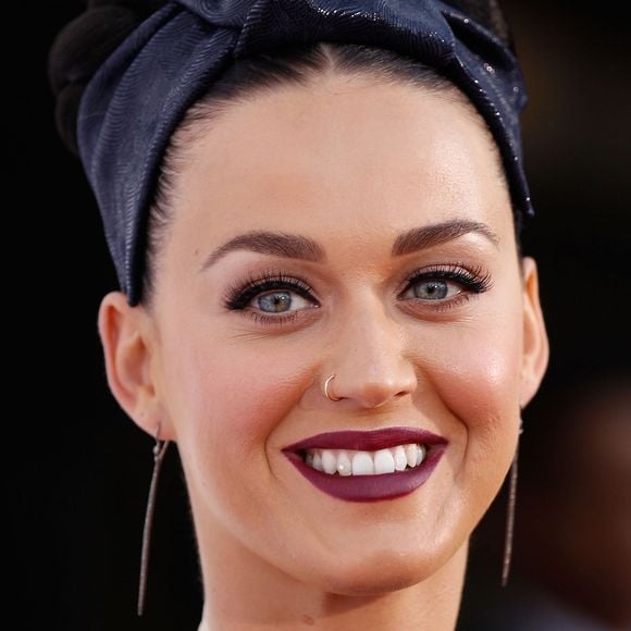 Katy Perry já apareceu usando diamante no dente, mostrando como o acessório brilhante também ganhou espaço entre celebridades e se tornou uma escolha associada à estética do sorriso
