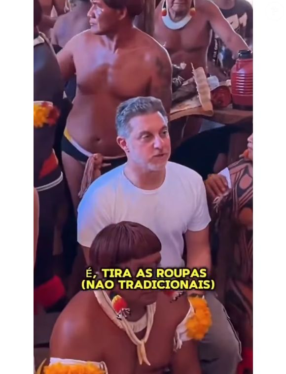 Luciano Huck se envolveu em polêmica ao ser flagrado pedindo para indígenas não usarem celular e nem 'roupa comum' durante gravação para a Globo