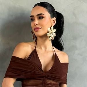 Bruna Biancardi exibe barriguinha de grávida em vestido transparente e web elogia influenciadora