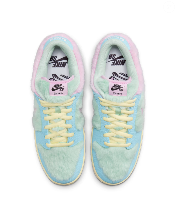 Com visual que lembra um verdadeiro bibelô de coleção, o Nike SB Dunk Low 'Verdy Visty' mistura veludo cotelê, detalhes peluciados e uma cartela de cores delicada que conquista quem ama moda cheia de personalidade