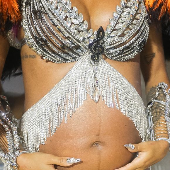 Barriga de gravidez de Brunna Gonçalves encantou na Sapucaí