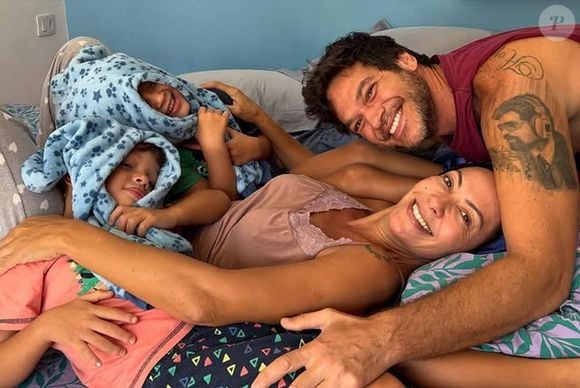 Agora com 4 anos, os filhos de Emilio Dantas e Fabiula Nascimento roubaram a cena ao posarem com a mãe como bebês