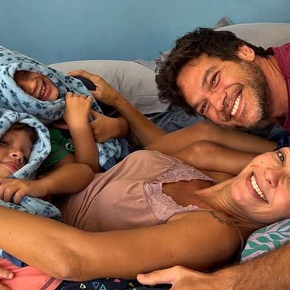 Agora com 4 anos, os filhos de Emilio Dantas e Fabiula Nascimento roubaram a cena ao posarem com a mãe como bebês