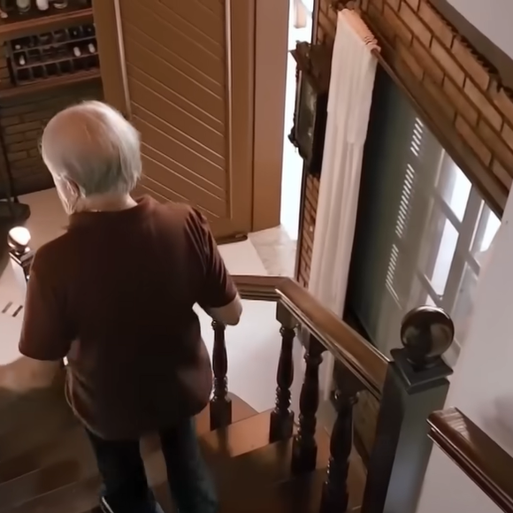 Mansão de Ary Fontoura conta com biblioteca no segundo andar