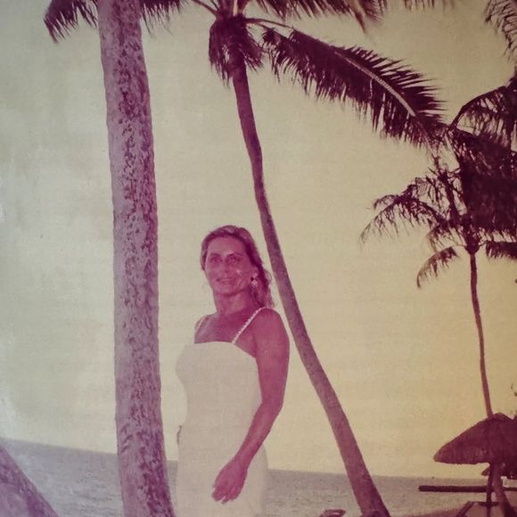 Vera Fischer resgatou algumas fotos de biquíni feitas há 20 anos e surpreendeu a web