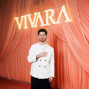 João Guilherme investiu em terno com estilo moderno e nas cores preto e branco