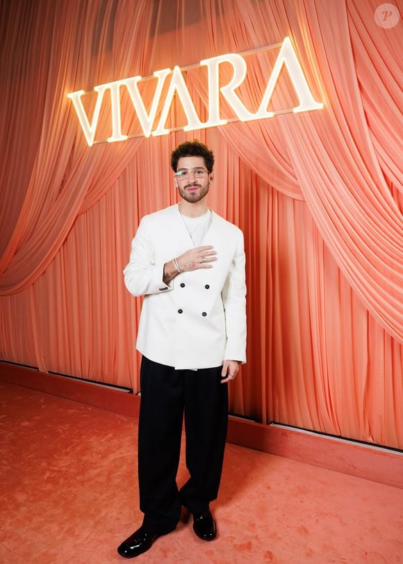 João Guilherme investiu em terno com estilo moderno e nas cores preto e branco