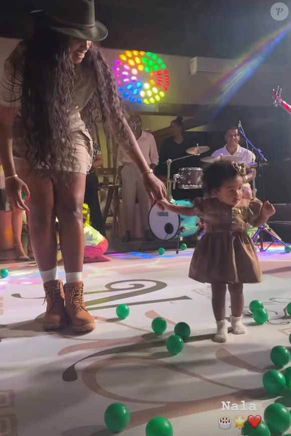 Iza se divertiu com a filha na festa de aniversário
