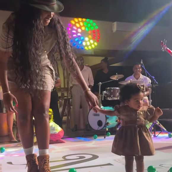 Iza se divertiu com a filha na festa de aniversário
