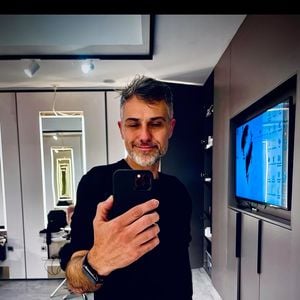 Pedro Moreno, cabeleireiro e Education Manager da Jean Louis David, explica se passar condicionador antes do shampoo realmente faz diferença nos cuidados com os cabelos