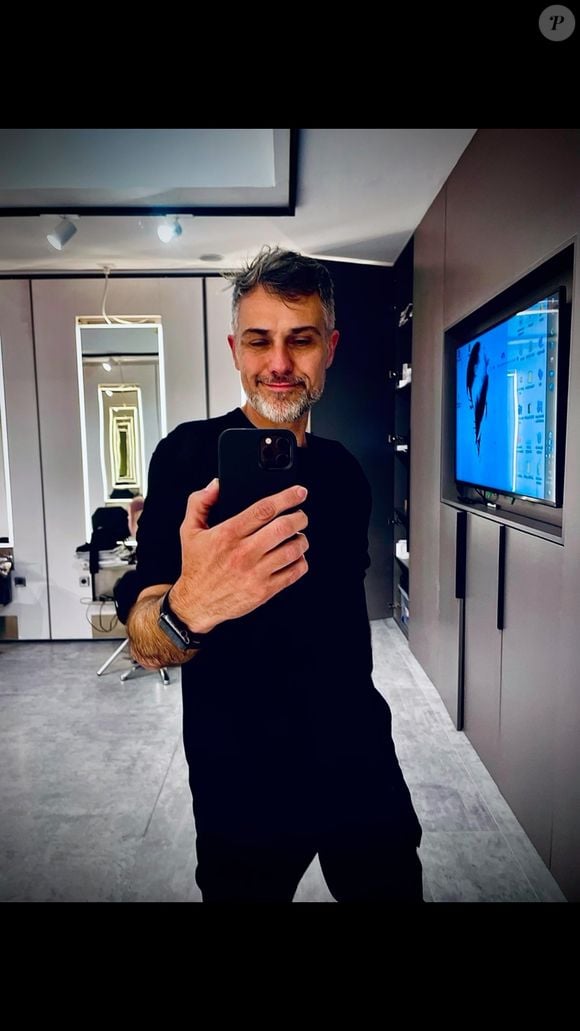 Pedro Moreno, cabeleireiro e Education Manager da Jean Louis David, explica se passar condicionador antes do shampoo realmente faz diferença nos cuidados com os cabelos