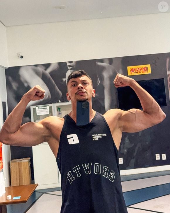 Outra mudança que Cocielo fez em seu visual foi ter deixado a barba crescer