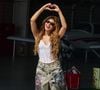 Shakira usa calça jeans wide leg de R$ 2,8 mil com cintura baixa e corset branco ao desembarcar no Rio para show em Copacabana. Veja looks!