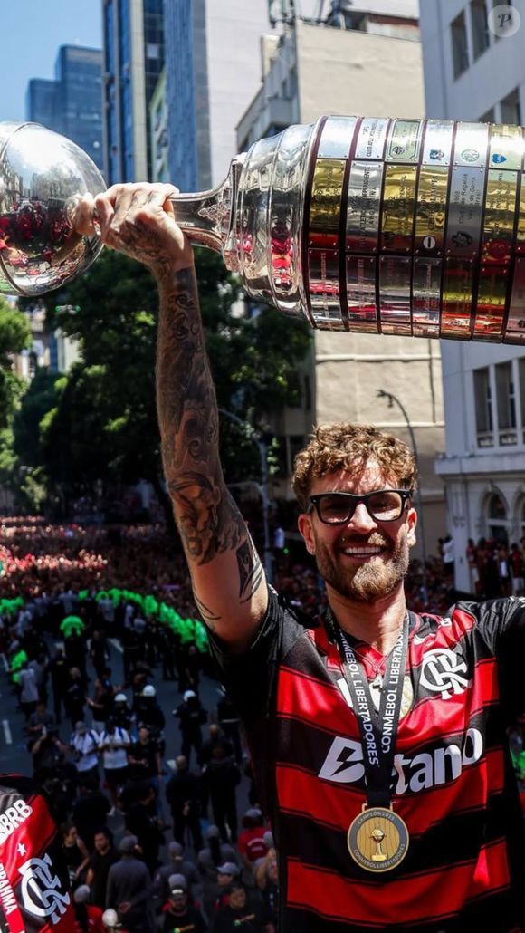 Zagueiro do Flamengo, Léo Pereira esteve em festa promovida por Carrascal para comemorar quarto título da Libertadores