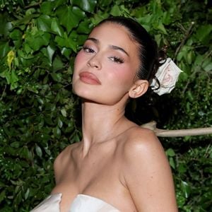 Kylie Jenner mostra boca sem preenchimento labial e impressiona internautas com aparência