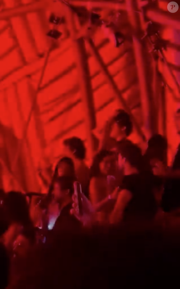 Em um vídeo viralizado na web, Bruna Marquezine e João Guilherme aparecem dando um abraço breve