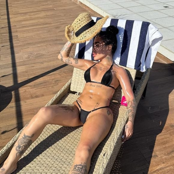 MC Mirella roubou a cena ao exibir as partes íntimas 'clarinhas'