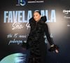 Sabrina Sato ousou com um vestido preto escultural e dramático, que trazia uma grande gola estruturada, mangas longas e uma fenda profunda, revelando uma bota over-the-knee também preta