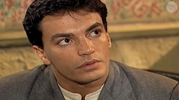 Amadeo guarda documentos importantes num cofre.