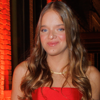 Rafaella Justus escolhe vestido de gala com saia ampla e tecido acetinado para evento; modelito está em promoção. Fotos!