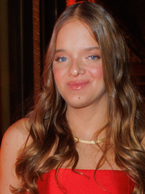 Rafaella Justus escolhe vestido de gala com saia ampla e tecido acetinado para evento; modelito está em promoção. Fotos!