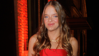 Rafaella Justus escolhe vestido de gala com saia ampla e tecido acetinado para evento; modelito está em promoção. Fotos!