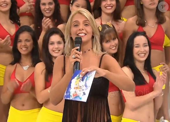 Carla Perez cometeu gafe ao vivo no SBT ao falar de Salvador em jogo por telefone: 'Não é capital, é cidade'