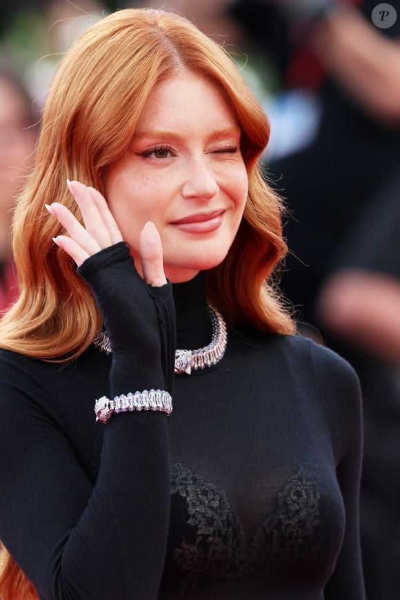Além do vestido preto transparente, Marina Ruy Barbosa completou a produção com joias semelhantes aos modelos mais clássicos da Cartier, em formato de pantera, acrescentando brilho e sofisticação ao look