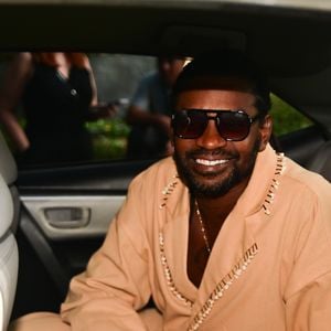 Amigo de Isis Valverde, Fabrício Boliveira apostou na elegância em um look em tom pastel