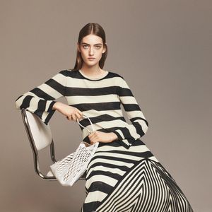 As listras continuam entre as estampas que prometem ganhar espaço na Primavera 2026, e este vestido da Zara aposta em uma interpretação mais sofisticada da tendência. A peça tem gola redonda, mangas amplas e barra evasê com listras em contraste. O modelo custa R$ 529