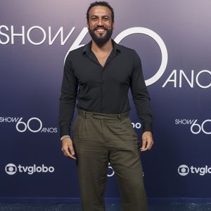 Em 'Vale Tudo', Olavo (Ricardo Teodoro) é um grande amigo, e cúmplice do modelo vigarista César (Cauã Reymond).