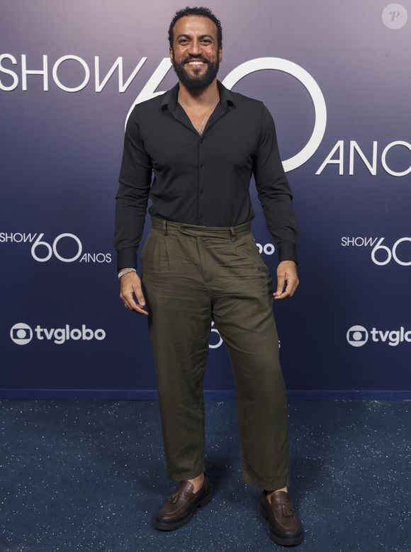 Em 'Vale Tudo', Olavo (Ricardo Teodoro) é um grande amigo, e cúmplice do modelo vigarista César (Cauã Reymond).