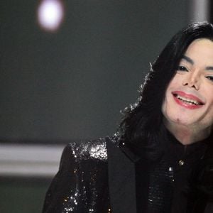 Em 1985, Michael Jackson venceu uma disputa com Paul McCartney pela compra dos direitos do catálogo dos Beatles e pagou US$ 47,5 milhões, aproximadamente R$ 246,5 milhões na cotação de hoje, pela coleção com mais de 200 canções, segundo a ABC News
