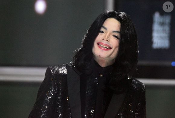 Em 1985, Michael Jackson venceu uma disputa com Paul McCartney pela compra dos direitos do catálogo dos Beatles e pagou US$ 47,5 milhões, aproximadamente R$ 246,5 milhões na cotação de hoje, pela coleção com mais de 200 canções, segundo a ABC News