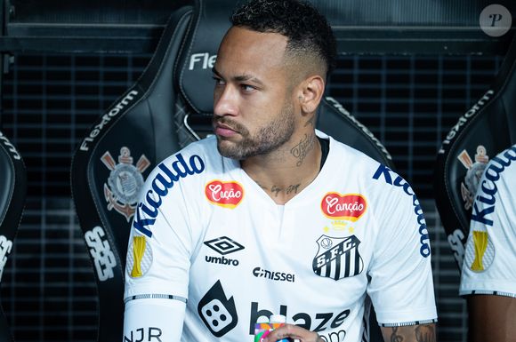 A festa foi organizada pelo amigo de Neymar, Rafa Motta, em uma chácara de condomínio privado. A presença de um helicóptero pertencente ao craque no local gerou ainda mais especulações.