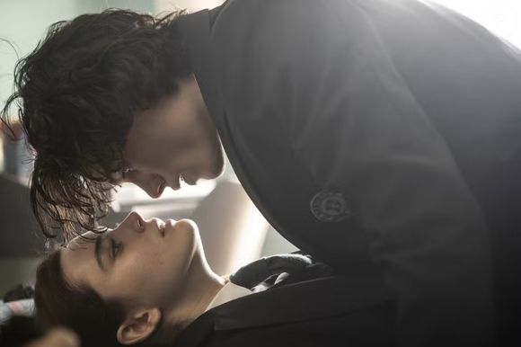 Sucesso literário de Erin Doom, 'O Fabricante de Lágrimas' ganhou adaptação na Netflix e emociona ao contar a história de dois órfãos marcados pelo passado