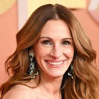Nem jejum, nem dieta do ovo: Julia Roberts mantém o corpo aos 57 anos comendo salada, frango e salmão - e não abre mão do chocolate
