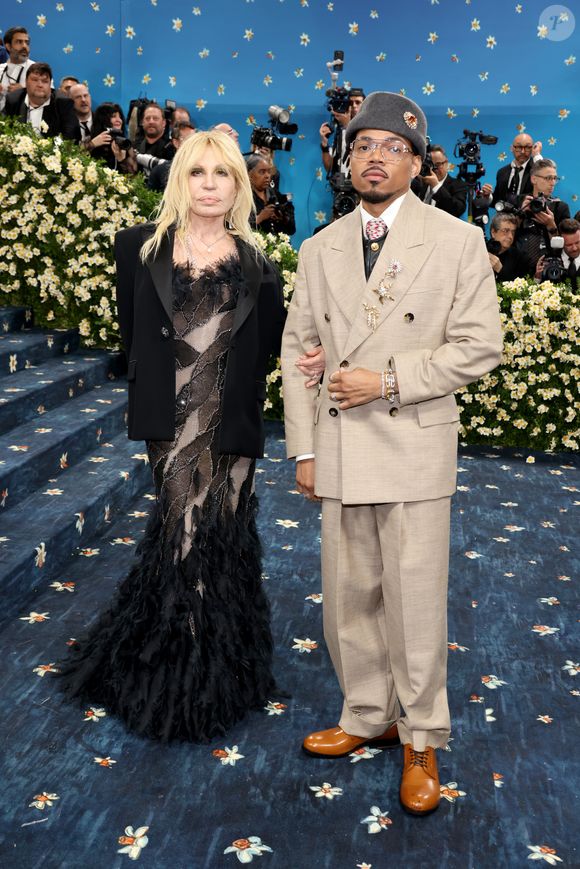 Donatella Versace nunca errou no Met Gala, né? Dessa vez, a designer acompanhou Chance the Rapper no blue carpet. A dupla entregou muito!