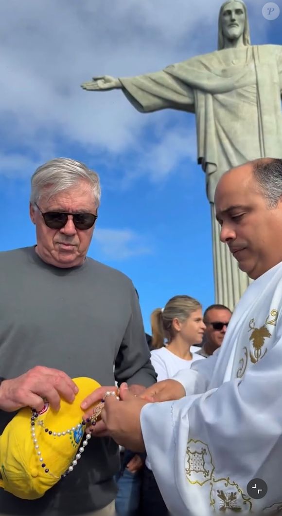 Enquanto busca levar o Brasil ao hexacampeonato, Carlo Ancelotti mostra que nem só de tática vive um treinador. O italiano revelou que a espiritualidade faz parte de sua rotina e confessou que costuma recorrer às orações quando as lesões começam a preocupar a comissão técnica da Seleção Brasileira