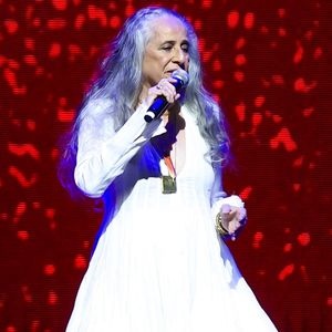 Em rara aparição, Laura e Maria prestigiam o show da Maria Bethânia no Rio