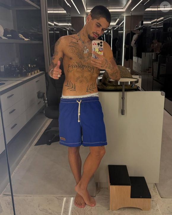 Cantor adota visual ousado enquanto Virginia estava fora de casa