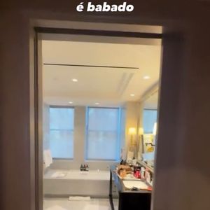 Segundo o tour compartilhado por Hebert Gomes nas redes sociais, o banheiro da suíte principal ocupada por Virginia Fonseca se destaca pelo tamanho, acabamento sofisticado e pela presença de uma banheira luxuosa