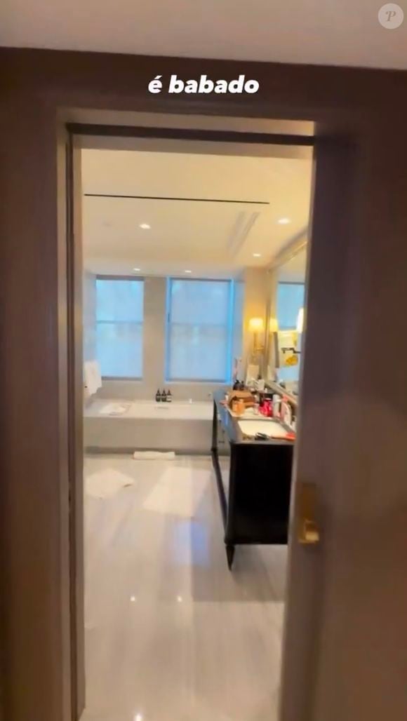 Segundo o tour compartilhado por Hebert Gomes nas redes sociais, o banheiro da suíte principal ocupada por Virginia Fonseca se destaca pelo tamanho, acabamento sofisticado e pela presença de uma banheira luxuosa
