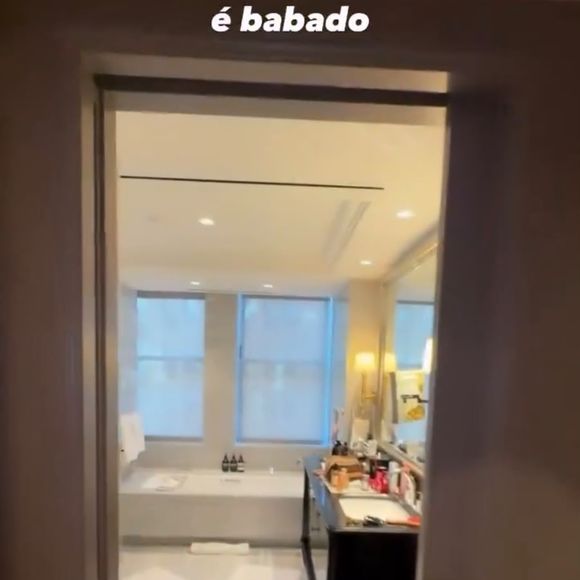 Segundo o tour compartilhado por Hebert Gomes nas redes sociais, o banheiro da suíte principal ocupada por Virginia Fonseca se destaca pelo tamanho, acabamento sofisticado e pela presença de uma banheira luxuosa